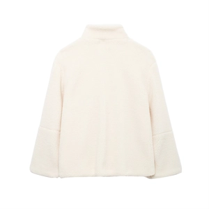 Vue détaillée du dos de la veste en polaire sherpa beige montrant sa texture douce