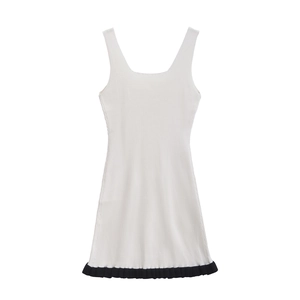 Robe midi blanche en maille côtelée pour femmes avec ourlet noir contrastant