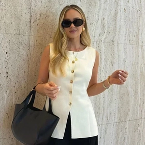 Gilet blanc chic en maille avec boutons dorés et fente à l'ourlet pour le travail