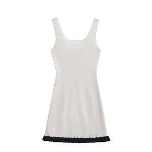 Robe trapèze blanche en tricot sans manches avec ourlet à volants noirs et col en U