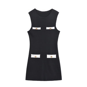 Robe courte en tricot noir sans manches avec poches contrastées blanches et boutons dorés
