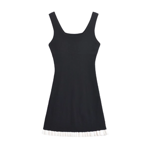 Robe sans manches en tricot noir pour femmes avec ourlet plissé blanc contrasté