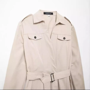 Robe midi style chemise beige avec col à revers, poches poitrine et ceinture