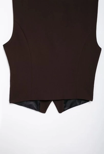 Vue détaillée du gilet marron foncé avec ourlet en queue de pie et doublure satin