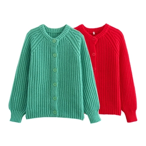 Dettaglio di cardigan in maglia a coste verde menta e rosso con bottoni rotondi