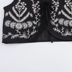 Vintage schwarze ärmellose Weste für Damen mit aufwendiger weißer Blumenstickerei und Bändern