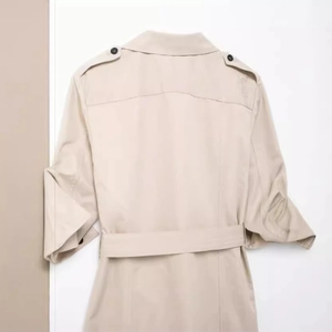 Robe midi trench-coat classique beige pour femme avec manches longues et ceinture, vue dos