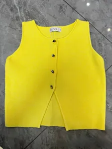 Détail du gilet sans manches en maille jaune vif avec col rond et fermeture boutonnée