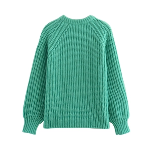 Dettaglio di un maglione a maglia verde menta con trama grossa e polsini a coste