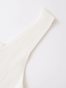 Détail macro du tissu en maille côtelée blanche et de la bretelle d'une robe d'été