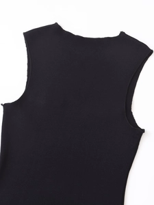 Détail de la robe noire sans manches en maille avec col rond et texture côtelée fine