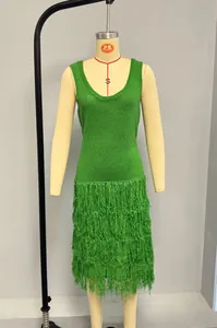 Détail d'une robe en tricot vert herbe sans manches avec ourlet à franges longues
