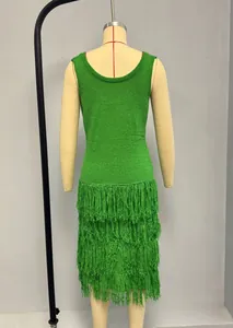 Vue arrière détaillée d'une robe en tricot vert sans manches avec ourlet à franges