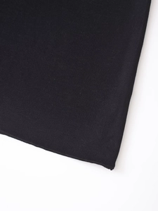 Vue macro détaillée de la texture de maille noire montrant les coutures et l'ourlet