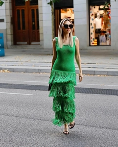 Détails de la robe longue sans manches vert vif avec trois couches de longues franges