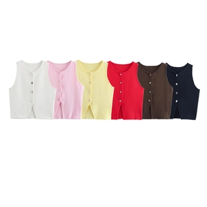 Détail de gilets tricotés sans manches en six couleurs avec boutons en métal et maille fine