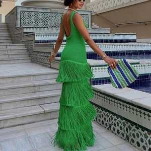 Détail de la robe dos nu verte avec coupe licou et texture à franges multicouches