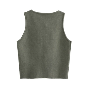 Détail du débardeur en maille vert olive montrant les finitions côtelées et la texture