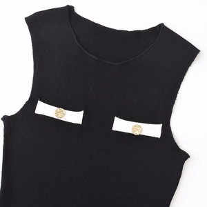 Robe tricotée sans manches pour femme avec col rond et détails de boutons dorés
