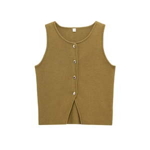 Détail du gilet en maille marron vintage avec boutons argentés et fente à l'ourlet