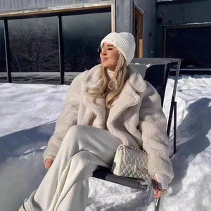 Giacca invernale da donna in ecopelliccia crema con pantaloni larghi e set berretto