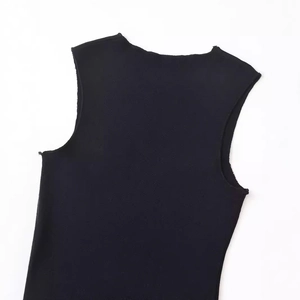 Robe tricotée sans manches pour femmes à col rond noir avec texture côtelée élégante