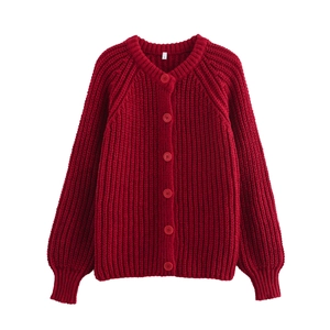 Cardigan da donna rosso in maglia grossa con scollo rotondo e bottoni coordinati