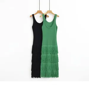 Robe tricotée sans manches avec ourlet à longues franges en noir et vert émeraude