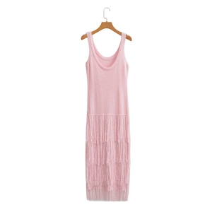 Robe midi en maille rose sans manches avec ourlet à franges multicouches sur cintre