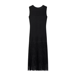 Robe midi noire sans manches élégante avec jupe à franges et pompons à trois niveaux