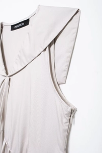 Détail d'une robe midi beige montrant le col marin, le nœud et la fermeture éclair cachée
