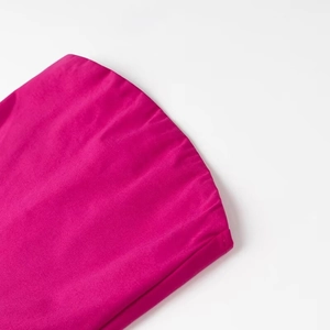 Détail de la robe de style ballet magenta montrant la texture du tissu d'armure toile