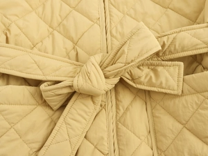 Dettaglio della cintura in vita sulla giacca trapuntata con cuciture a rombi in nylon