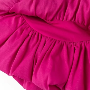 Détail macro des volants superposés rose foncé et fronces élastiques sur la robe ballet
