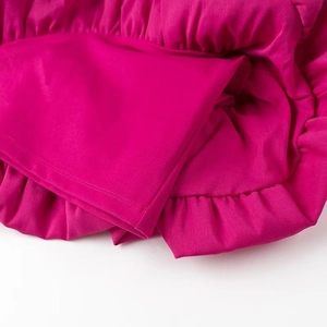 Vue détaillée des volants fuchsia et de la doublure intérieure de qualité sur la robe