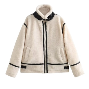 Giacca da donna in pile color crema con finiture in pelle nera e cerniera lampo
