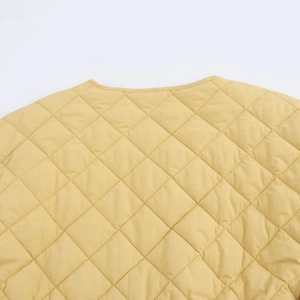 Giacca trapuntata da donna giallo senape con motivi a rombi e colletto alla moda chic