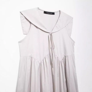 Robe midi sans manches gris clair avec col marin et détail de nœud papillon