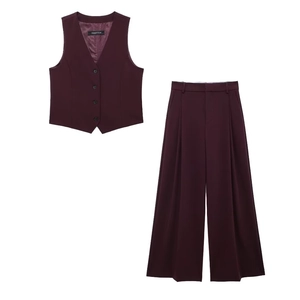 Ensemble bordeaux foncé comprenant un gilet à col en V boutonné et un pantalon large taille haute