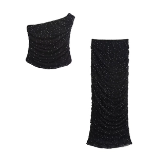 Ensemble noir pailleté avec haut à une épaule et jupe midi à taille haute élégante