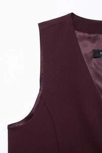 Gros plan détaillé du gilet de costume bordeaux pour homme avec coutures et doublure satin
