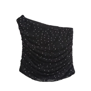 Haut noir asymétrique pour femme avec strass brillants et détails froncés