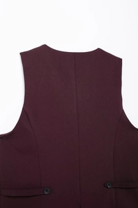 Détail du dos d'un gilet bordeaux avec sangle réglable et coutures de tailleur