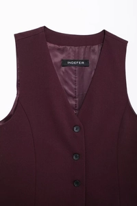 Détail du gilet de costume violet foncé ajusté avec col en V et trois boutons noirs