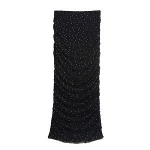 Jupe longue noire froncée avec strass blancs et texture en maille transparente fine