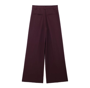 Détail du pantalon bordeaux à taille haute avec passants de ceinture et poches arrière