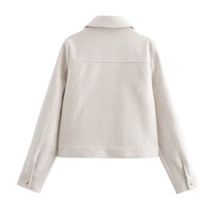 Vue arrière d'une veste courte en laine beige clair avec boutons dorés aux poignets