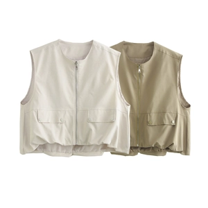 Dettaglio di gilet con cerniera, tasche a patta e orlo elastico in beige e kaki