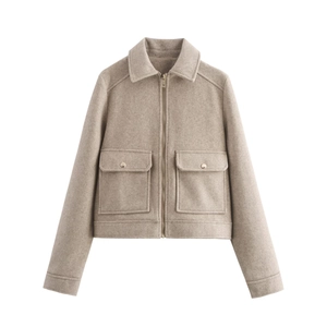 Détail de la veste en laine beige avec fermeture éclair et grandes poches de poitrine