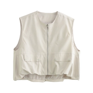 Dettaglio del gilet utility albicocca con tasche cargo e chiusura con zip in metallo